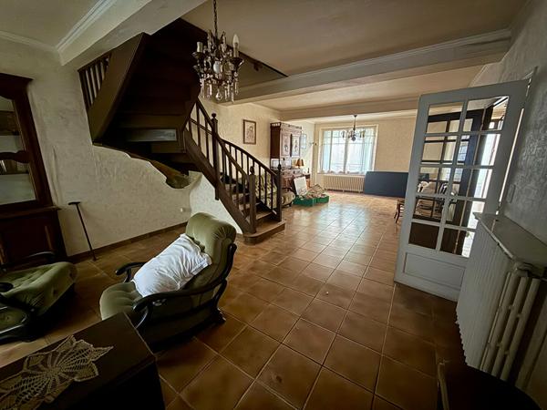 Grande maison de village type 8 à rénover avec garage, patio et volumes généreux à Trèbes