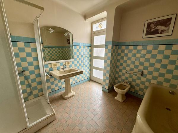 Grande maison de village type 8 à rénover avec garage, patio et volumes généreux à Trèbes