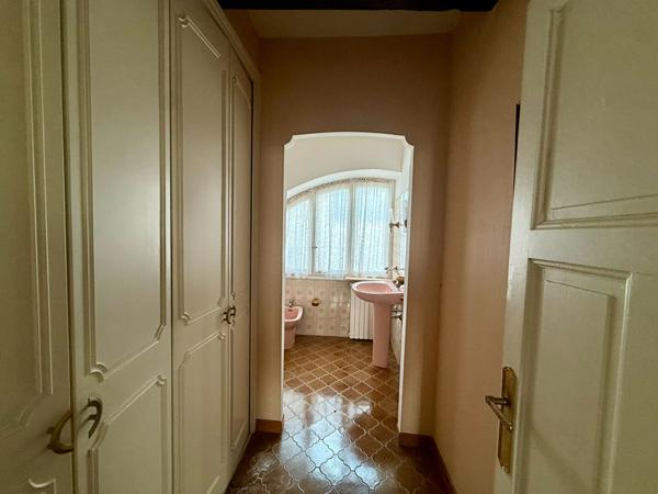 Grande maison de village type 8 à rénover avec garage, patio et volumes généreux à Trèbes