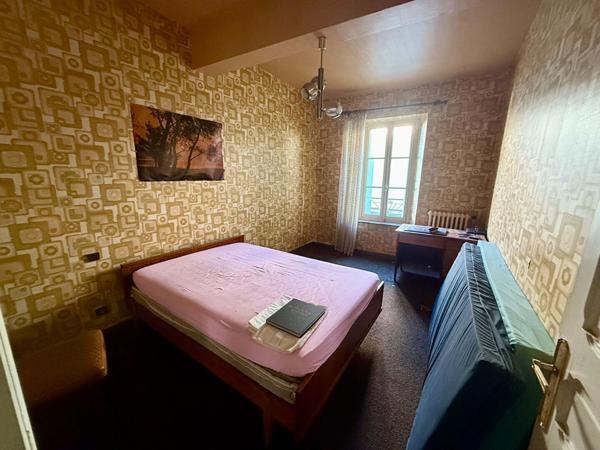 Grande maison de village type 8 à rénover avec garage, patio et volumes généreux à Trèbes