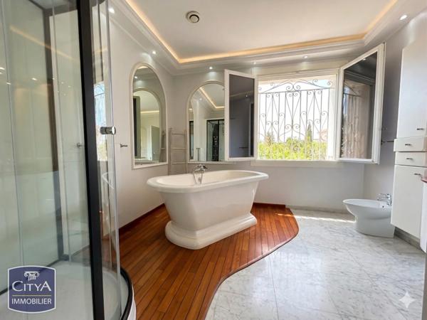Maison à vendre 5 pièces 165.89m² Fréjus (83600)