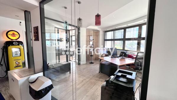 Bureau
         3 pièces
        - 80 m² 460 000 € *