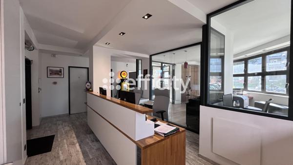 Bureau
         3 pièces
        - 80 m² 460 000 € *