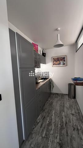 Bureau
         3 pièces
        - 80 m² 460 000 € *