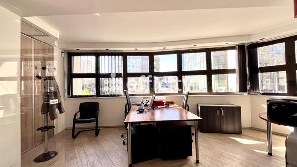 Bureau
         3 pièces
        - 80 m² 460 000 € *