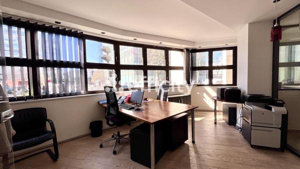 Bureau
         3 pièces
        - 80 m² 460 000 € *