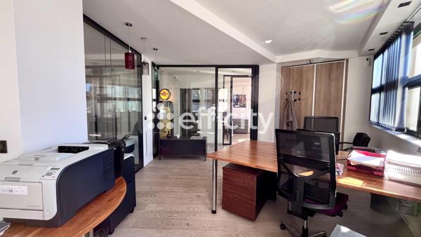 Bureau
         3 pièces
        - 80 m² 460 000 € *