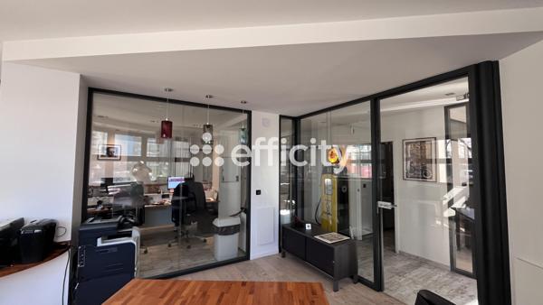 Bureau
         3 pièces
        - 80 m² 460 000 € *