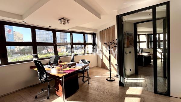 Bureau
         3 pièces
        - 80 m² 460 000 € *