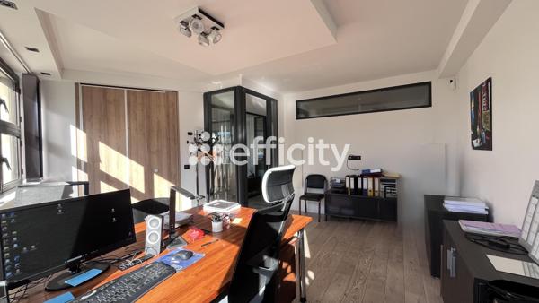Bureau
         3 pièces
        - 80 m² 460 000 € *