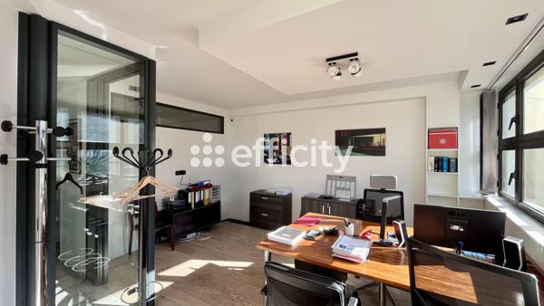 Bureau
         3 pièces
        - 80 m² 460 000 € *