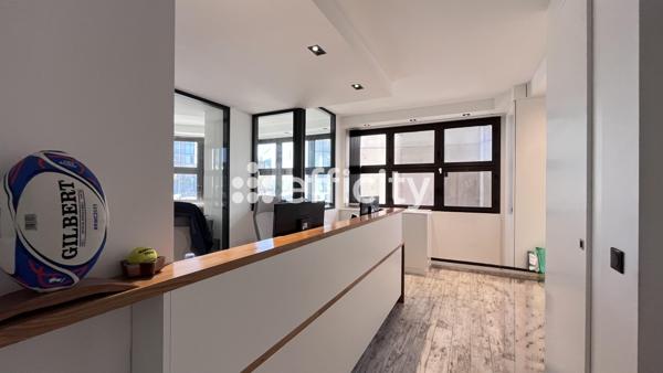 Bureau
         3 pièces
        - 80 m² 460 000 € *
