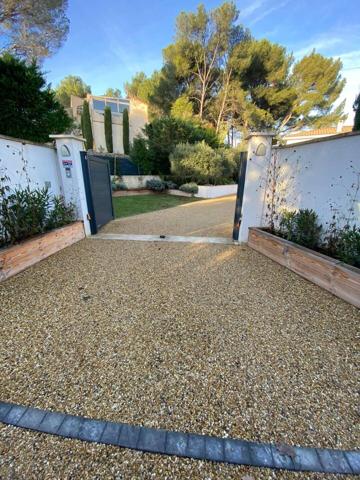 Local commercial d’environ 800 m² 341 000 €