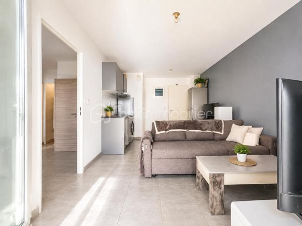 *** NOUVEAUTÉ À SERIGNAN / VALRAS- PLAGE ***


​Au sein de la Résidence sécurisée AigueMarine,
venez saisir l'opportunité d'investissement idéale.
Cet appartement deux pièces de 37 m² situé au 1° étage d'un immeuble récent de 2016 offre un agencement optimisé.

​Espace de vie: Un lumineux salon-séjour avec une kitchenette intégrée, ouvert sur une agréable terrasse de 10 m², parfaite pour profiter du cadre ensoleillé.
​Côté nuit: Une chambre avec sa salle d'eau attenante et un WC donnant aussi accès à la terrasse.
Une place de parking dans la résidence complète ce bien. 
​
​Atouts majeurs pour investisseur:
​Revenus locatifs immédiats car le bien vendu loué, avec un locataire en place et un bail en cours jusqu'à Décembre 2028.
​Résidence récente: Zéro travaux à prévoir dans la copropriété.
​Secteur recherché: À deux pas de la plage de VALRAS, un emplacement très prisé pour la location.

​Opportunité rare sur le marché!
Contactez-moi dès aujourd'hui pour recevoir le dossier complet de cet investissement clé en main.