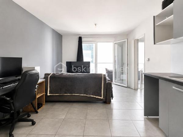 *** NOUVEAUTÉ À SERIGNAN / VALRAS- PLAGE ***


​Au sein de la Résidence sécurisée AigueMarine,
venez saisir l'opportunité d'investissement idéale.
Cet appartement deux pièces de 37 m² situé au 1° étage d'un immeuble récent de 2016 offre un agencement optimisé.

​Espace de vie: Un lumineux salon-séjour avec une kitchenette intégrée, ouvert sur une agréable terrasse de 10 m², parfaite pour profiter du cadre ensoleillé.
​Côté nuit: Une chambre avec sa salle d'eau attenante et un WC donnant aussi accès à la terrasse.
Une place de parking dans la résidence complète ce bien. 
​
​Atouts majeurs pour investisseur:
​Revenus locatifs immédiats car le bien vendu loué, avec un locataire en place et un bail en cours jusqu'à Décembre 2028.
​Résidence récente: Zéro travaux à prévoir dans la copropriété.
​Secteur recherché: À deux pas de la plage de VALRAS, un emplacement très prisé pour la location.

​Opportunité rare sur le marché!
Contactez-moi dès aujourd'hui pour recevoir le dossier complet de cet investissement clé en main.