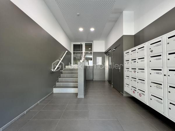 *** NOUVEAUTÉ À SERIGNAN / VALRAS- PLAGE ***


​Au sein de la Résidence sécurisée AigueMarine,
venez saisir l'opportunité d'investissement idéale.
Cet appartement deux pièces de 37 m² situé au 1° étage d'un immeuble récent de 2016 offre un agencement optimisé.

​Espace de vie: Un lumineux salon-séjour avec une kitchenette intégrée, ouvert sur une agréable terrasse de 10 m², parfaite pour profiter du cadre ensoleillé.
​Côté nuit: Une chambre avec sa salle d'eau attenante et un WC donnant aussi accès à la terrasse.
Une place de parking dans la résidence complète ce bien. 
​
​Atouts majeurs pour investisseur:
​Revenus locatifs immédiats car le bien vendu loué, avec un locataire en place et un bail en cours jusqu'à Décembre 2028.
​Résidence récente: Zéro travaux à prévoir dans la copropriété.
​Secteur recherché: À deux pas de la plage de VALRAS, un emplacement très prisé pour la location.

​Opportunité rare sur le marché!
Contactez-moi dès aujourd'hui pour recevoir le dossier complet de cet investissement clé en main.