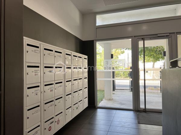*** NOUVEAUTÉ À SERIGNAN / VALRAS- PLAGE ***


​Au sein de la Résidence sécurisée AigueMarine,
venez saisir l'opportunité d'investissement idéale.
Cet appartement deux pièces de 37 m² situé au 1° étage d'un immeuble récent de 2016 offre un agencement optimisé.

​Espace de vie: Un lumineux salon-séjour avec une kitchenette intégrée, ouvert sur une agréable terrasse de 10 m², parfaite pour profiter du cadre ensoleillé.
​Côté nuit: Une chambre avec sa salle d'eau attenante et un WC donnant aussi accès à la terrasse.
Une place de parking dans la résidence complète ce bien. 
​
​Atouts majeurs pour investisseur:
​Revenus locatifs immédiats car le bien vendu loué, avec un locataire en place et un bail en cours jusqu'à Décembre 2028.
​Résidence récente: Zéro travaux à prévoir dans la copropriété.
​Secteur recherché: À deux pas de la plage de VALRAS, un emplacement très prisé pour la location.

​Opportunité rare sur le marché!
Contactez-moi dès aujourd'hui pour recevoir le dossier complet de cet investissement clé en main.