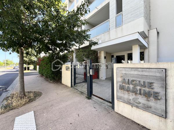 *** NOUVEAUTÉ À SERIGNAN / VALRAS- PLAGE ***


​Au sein de la Résidence sécurisée AigueMarine,
venez saisir l'opportunité d'investissement idéale.
Cet appartement deux pièces de 37 m² situé au 1° étage d'un immeuble récent de 2016 offre un agencement optimisé.

​Espace de vie: Un lumineux salon-séjour avec une kitchenette intégrée, ouvert sur une agréable terrasse de 10 m², parfaite pour profiter du cadre ensoleillé.
​Côté nuit: Une chambre avec sa salle d'eau attenante et un WC donnant aussi accès à la terrasse.
Une place de parking dans la résidence complète ce bien. 
​
​Atouts majeurs pour investisseur:
​Revenus locatifs immédiats car le bien vendu loué, avec un locataire en place et un bail en cours jusqu'à Décembre 2028.
​Résidence récente: Zéro travaux à prévoir dans la copropriété.
​Secteur recherché: À deux pas de la plage de VALRAS, un emplacement très prisé pour la location.

​Opportunité rare sur le marché!
Contactez-moi dès aujourd'hui pour recevoir le dossier complet de cet investissement clé en main.