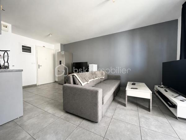 *** NOUVEAUTÉ À SERIGNAN / VALRAS- PLAGE ***


​Au sein de la Résidence sécurisée AigueMarine,
venez saisir l'opportunité d'investissement idéale.
Cet appartement deux pièces de 37 m² situé au 1° étage d'un immeuble récent de 2016 offre un agencement optimisé.

​Espace de vie: Un lumineux salon-séjour avec une kitchenette intégrée, ouvert sur une agréable terrasse de 10 m², parfaite pour profiter du cadre ensoleillé.
​Côté nuit: Une chambre avec sa salle d'eau attenante et un WC donnant aussi accès à la terrasse.
Une place de parking dans la résidence complète ce bien. 
​
​Atouts majeurs pour investisseur:
​Revenus locatifs immédiats car le bien vendu loué, avec un locataire en place et un bail en cours jusqu'à Décembre 2028.
​Résidence récente: Zéro travaux à prévoir dans la copropriété.
​Secteur recherché: À deux pas de la plage de VALRAS, un emplacement très prisé pour la location.

​Opportunité rare sur le marché!
Contactez-moi dès aujourd'hui pour recevoir le dossier complet de cet investissement clé en main.