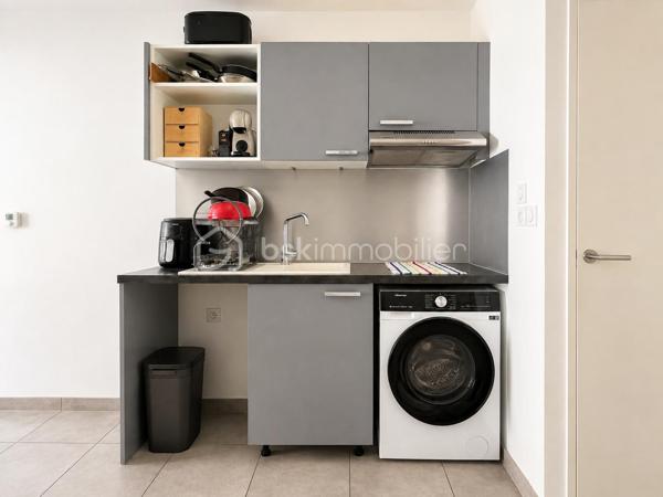 *** NOUVEAUTÉ À SERIGNAN / VALRAS- PLAGE ***


​Au sein de la Résidence sécurisée AigueMarine,
venez saisir l'opportunité d'investissement idéale.
Cet appartement deux pièces de 37 m² situé au 1° étage d'un immeuble récent de 2016 offre un agencement optimisé.

​Espace de vie: Un lumineux salon-séjour avec une kitchenette intégrée, ouvert sur une agréable terrasse de 10 m², parfaite pour profiter du cadre ensoleillé.
​Côté nuit: Une chambre avec sa salle d'eau attenante et un WC donnant aussi accès à la terrasse.
Une place de parking dans la résidence complète ce bien. 
​
​Atouts majeurs pour investisseur:
​Revenus locatifs immédiats car le bien vendu loué, avec un locataire en place et un bail en cours jusqu'à Décembre 2028.
​Résidence récente: Zéro travaux à prévoir dans la copropriété.
​Secteur recherché: À deux pas de la plage de VALRAS, un emplacement très prisé pour la location.

​Opportunité rare sur le marché!
Contactez-moi dès aujourd'hui pour recevoir le dossier complet de cet investissement clé en main.