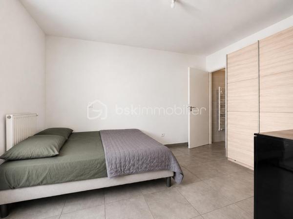 *** NOUVEAUTÉ À SERIGNAN / VALRAS- PLAGE ***


​Au sein de la Résidence sécurisée AigueMarine,
venez saisir l'opportunité d'investissement idéale.
Cet appartement deux pièces de 37 m² situé au 1° étage d'un immeuble récent de 2016 offre un agencement optimisé.

​Espace de vie: Un lumineux salon-séjour avec une kitchenette intégrée, ouvert sur une agréable terrasse de 10 m², parfaite pour profiter du cadre ensoleillé.
​Côté nuit: Une chambre avec sa salle d'eau attenante et un WC donnant aussi accès à la terrasse.
Une place de parking dans la résidence complète ce bien. 
​
​Atouts majeurs pour investisseur:
​Revenus locatifs immédiats car le bien vendu loué, avec un locataire en place et un bail en cours jusqu'à Décembre 2028.
​Résidence récente: Zéro travaux à prévoir dans la copropriété.
​Secteur recherché: À deux pas de la plage de VALRAS, un emplacement très prisé pour la location.

​Opportunité rare sur le marché!
Contactez-moi dès aujourd'hui pour recevoir le dossier complet de cet investissement clé en main.