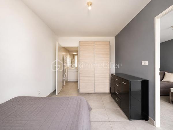 *** NOUVEAUTÉ À SERIGNAN / VALRAS- PLAGE ***


​Au sein de la Résidence sécurisée AigueMarine,
venez saisir l'opportunité d'investissement idéale.
Cet appartement deux pièces de 37 m² situé au 1° étage d'un immeuble récent de 2016 offre un agencement optimisé.

​Espace de vie: Un lumineux salon-séjour avec une kitchenette intégrée, ouvert sur une agréable terrasse de 10 m², parfaite pour profiter du cadre ensoleillé.
​Côté nuit: Une chambre avec sa salle d'eau attenante et un WC donnant aussi accès à la terrasse.
Une place de parking dans la résidence complète ce bien. 
​
​Atouts majeurs pour investisseur:
​Revenus locatifs immédiats car le bien vendu loué, avec un locataire en place et un bail en cours jusqu'à Décembre 2028.
​Résidence récente: Zéro travaux à prévoir dans la copropriété.
​Secteur recherché: À deux pas de la plage de VALRAS, un emplacement très prisé pour la location.

​Opportunité rare sur le marché!
Contactez-moi dès aujourd'hui pour recevoir le dossier complet de cet investissement clé en main.