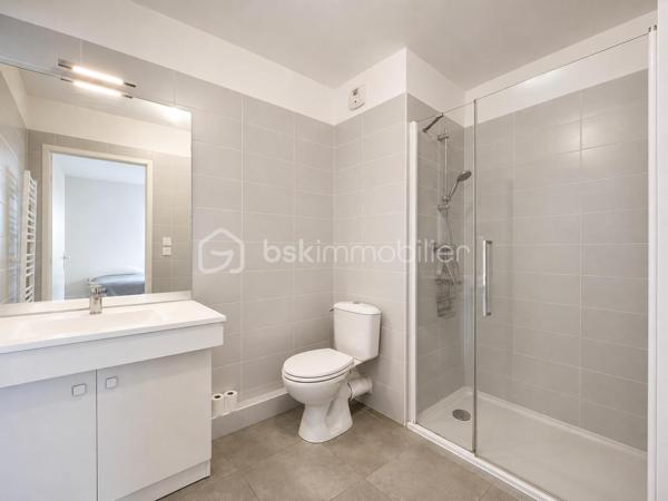*** NOUVEAUTÉ À SERIGNAN / VALRAS- PLAGE ***


​Au sein de la Résidence sécurisée AigueMarine,
venez saisir l'opportunité d'investissement idéale.
Cet appartement deux pièces de 37 m² situé au 1° étage d'un immeuble récent de 2016 offre un agencement optimisé.

​Espace de vie: Un lumineux salon-séjour avec une kitchenette intégrée, ouvert sur une agréable terrasse de 10 m², parfaite pour profiter du cadre ensoleillé.
​Côté nuit: Une chambre avec sa salle d'eau attenante et un WC donnant aussi accès à la terrasse.
Une place de parking dans la résidence complète ce bien. 
​
​Atouts majeurs pour investisseur:
​Revenus locatifs immédiats car le bien vendu loué, avec un locataire en place et un bail en cours jusqu'à Décembre 2028.
​Résidence récente: Zéro travaux à prévoir dans la copropriété.
​Secteur recherché: À deux pas de la plage de VALRAS, un emplacement très prisé pour la location.

​Opportunité rare sur le marché!
Contactez-moi dès aujourd'hui pour recevoir le dossier complet de cet investissement clé en main.