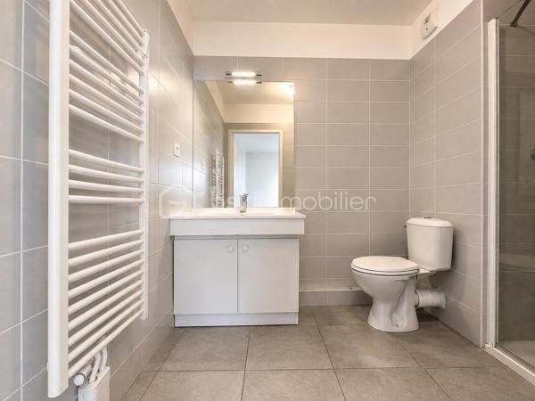 *** NOUVEAUTÉ À SERIGNAN / VALRAS- PLAGE ***


​Au sein de la Résidence sécurisée AigueMarine,
venez saisir l'opportunité d'investissement idéale.
Cet appartement deux pièces de 37 m² situé au 1° étage d'un immeuble récent de 2016 offre un agencement optimisé.

​Espace de vie: Un lumineux salon-séjour avec une kitchenette intégrée, ouvert sur une agréable terrasse de 10 m², parfaite pour profiter du cadre ensoleillé.
​Côté nuit: Une chambre avec sa salle d'eau attenante et un WC donnant aussi accès à la terrasse.
Une place de parking dans la résidence complète ce bien. 
​
​Atouts majeurs pour investisseur:
​Revenus locatifs immédiats car le bien vendu loué, avec un locataire en place et un bail en cours jusqu'à Décembre 2028.
​Résidence récente: Zéro travaux à prévoir dans la copropriété.
​Secteur recherché: À deux pas de la plage de VALRAS, un emplacement très prisé pour la location.

​Opportunité rare sur le marché!
Contactez-moi dès aujourd'hui pour recevoir le dossier complet de cet investissement clé en main.