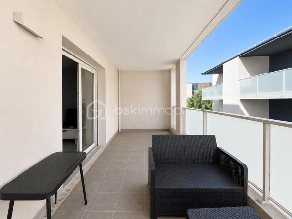 *** NOUVEAUTÉ À SERIGNAN / VALRAS- PLAGE ***


​Au sein de la Résidence sécurisée AigueMarine,
venez saisir l'opportunité d'investissement idéale.
Cet appartement deux pièces de 37 m² situé au 1° étage d'un immeuble récent de 2016 offre un agencement optimisé.

​Espace de vie: Un lumineux salon-séjour avec une kitchenette intégrée, ouvert sur une agréable terrasse de 10 m², parfaite pour profiter du cadre ensoleillé.
​Côté nuit: Une chambre avec sa salle d'eau attenante et un WC donnant aussi accès à la terrasse.
Une place de parking dans la résidence complète ce bien. 
​
​Atouts majeurs pour investisseur:
​Revenus locatifs immédiats car le bien vendu loué, avec un locataire en place et un bail en cours jusqu'à Décembre 2028.
​Résidence récente: Zéro travaux à prévoir dans la copropriété.
​Secteur recherché: À deux pas de la plage de VALRAS, un emplacement très prisé pour la location.

​Opportunité rare sur le marché!
Contactez-moi dès aujourd'hui pour recevoir le dossier complet de cet investissement clé en main.