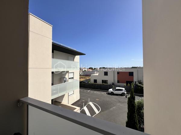 *** NOUVEAUTÉ À SERIGNAN / VALRAS- PLAGE ***


​Au sein de la Résidence sécurisée AigueMarine,
venez saisir l'opportunité d'investissement idéale.
Cet appartement deux pièces de 37 m² situé au 1° étage d'un immeuble récent de 2016 offre un agencement optimisé.

​Espace de vie: Un lumineux salon-séjour avec une kitchenette intégrée, ouvert sur une agréable terrasse de 10 m², parfaite pour profiter du cadre ensoleillé.
​Côté nuit: Une chambre avec sa salle d'eau attenante et un WC donnant aussi accès à la terrasse.
Une place de parking dans la résidence complète ce bien. 
​
​Atouts majeurs pour investisseur:
​Revenus locatifs immédiats car le bien vendu loué, avec un locataire en place et un bail en cours jusqu'à Décembre 2028.
​Résidence récente: Zéro travaux à prévoir dans la copropriété.
​Secteur recherché: À deux pas de la plage de VALRAS, un emplacement très prisé pour la location.

​Opportunité rare sur le marché!
Contactez-moi dès aujourd'hui pour recevoir le dossier complet de cet investissement clé en main.
