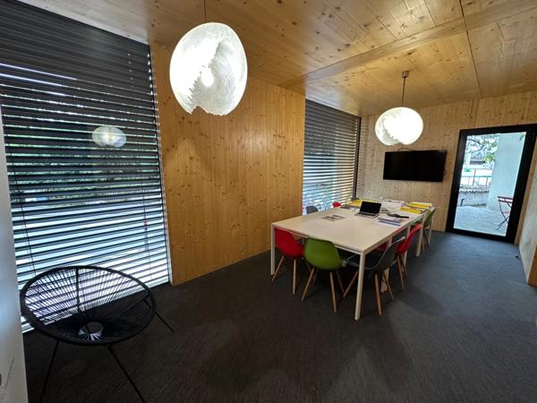 Bureaux à vendre TASSIN LA DEMI LUNE (69) magnifique petit bâtiment contemporain sur de 2 étages de bureaux , 130m2 environ