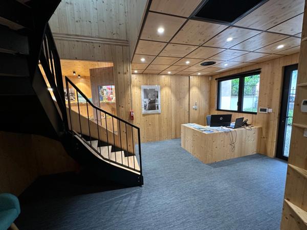 Bureaux à vendre TASSIN LA DEMI LUNE (69) magnifique petit bâtiment contemporain sur de 2 étages de bureaux , 130m2 environ