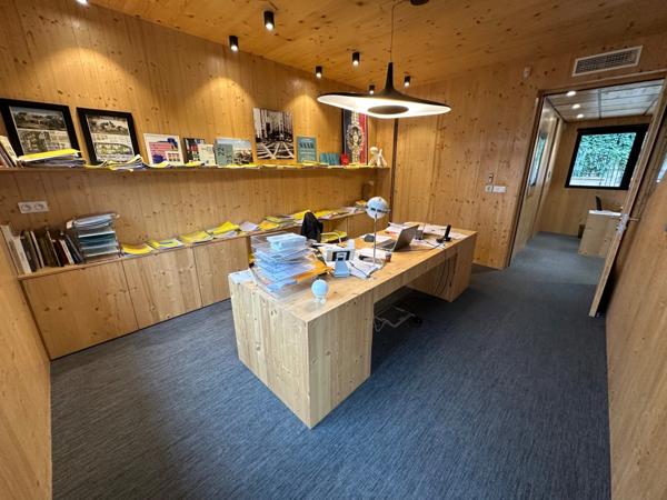 Bureaux à vendre TASSIN LA DEMI LUNE (69) magnifique petit bâtiment contemporain sur de 2 étages de bureaux , 130m2 environ