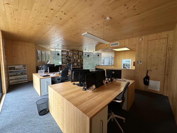 Bureaux à vendre TASSIN LA DEMI LUNE (69) magnifique petit bâtiment contemporain sur de 2 étages de bureaux , 130m2 environ