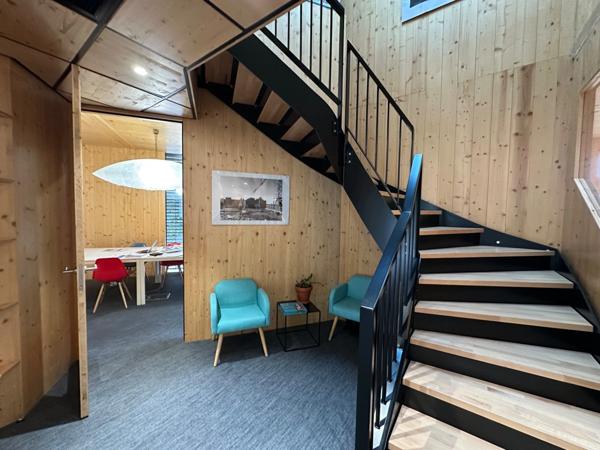 Bureaux à vendre TASSIN LA DEMI LUNE (69) magnifique petit bâtiment contemporain sur de 2 étages de bureaux , 130m2 environ