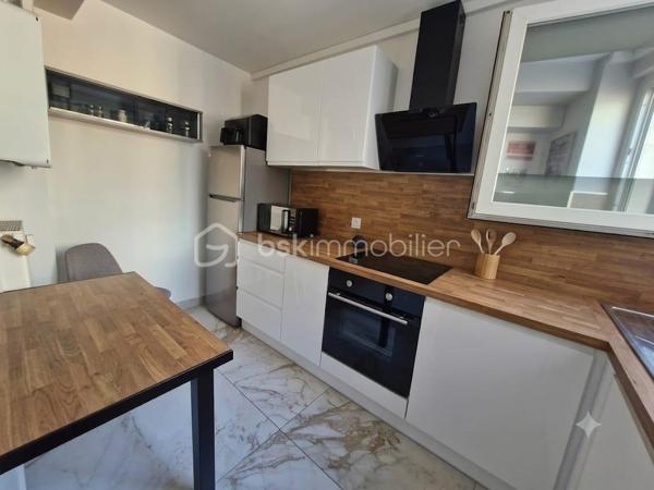 Vous cherchez un quotidien ou tout se fait à pied ? Ne cherchez plus. 
Découvrez ce superbe appartement T3 impeccable, niché en plein cœur de Wattrelos. Il est situé dans une résidence calme et sécurisée avec ascenseur ou il fait bon vivre. La décoration et la rénovation sont récentes. Aucun budget travaux à prévoir. Zéro stress pour le stationnement avec les parkings qui l'entourent. 
Ce bien ne restera pas longtemps sur le marché. N'hésitez pas à me contacter pour tous renseignements et pour programmer une visite !