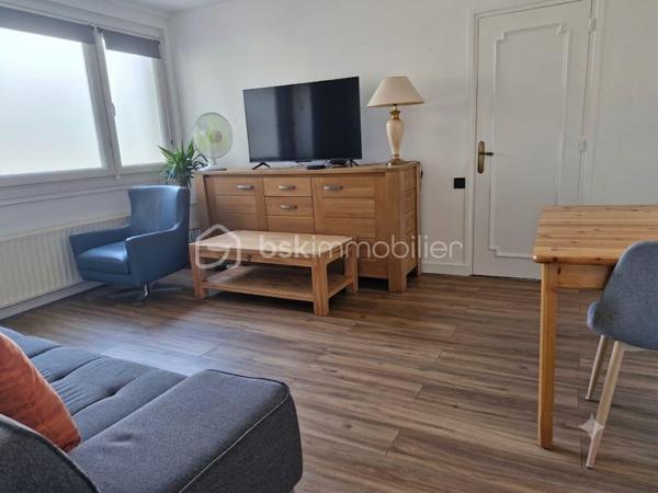 Vous cherchez un quotidien ou tout se fait à pied ? Ne cherchez plus. 
Découvrez ce superbe appartement T3 impeccable, niché en plein cœur de Wattrelos. Il est situé dans une résidence calme et sécurisée avec ascenseur ou il fait bon vivre. La décoration et la rénovation sont récentes. Aucun budget travaux à prévoir. Zéro stress pour le stationnement avec les parkings qui l'entourent. 
Ce bien ne restera pas longtemps sur le marché. N'hésitez pas à me contacter pour tous renseignements et pour programmer une visite !