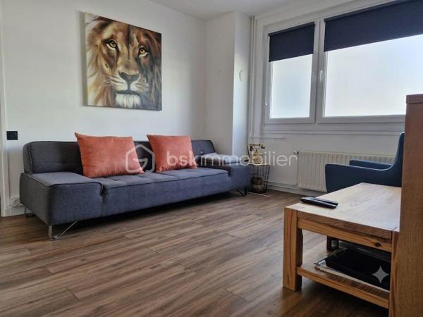 Vous cherchez un quotidien ou tout se fait à pied ? Ne cherchez plus. 
Découvrez ce superbe appartement T3 impeccable, niché en plein cœur de Wattrelos. Il est situé dans une résidence calme et sécurisée avec ascenseur ou il fait bon vivre. La décoration et la rénovation sont récentes. Aucun budget travaux à prévoir. Zéro stress pour le stationnement avec les parkings qui l'entourent. 
Ce bien ne restera pas longtemps sur le marché. N'hésitez pas à me contacter pour tous renseignements et pour programmer une visite !
