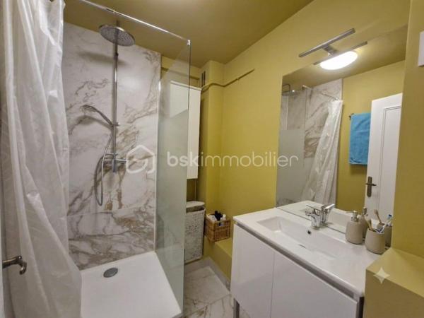 Vous cherchez un quotidien ou tout se fait à pied ? Ne cherchez plus. 
Découvrez ce superbe appartement T3 impeccable, niché en plein cœur de Wattrelos. Il est situé dans une résidence calme et sécurisée avec ascenseur ou il fait bon vivre. La décoration et la rénovation sont récentes. Aucun budget travaux à prévoir. Zéro stress pour le stationnement avec les parkings qui l'entourent. 
Ce bien ne restera pas longtemps sur le marché. N'hésitez pas à me contacter pour tous renseignements et pour programmer une visite !
