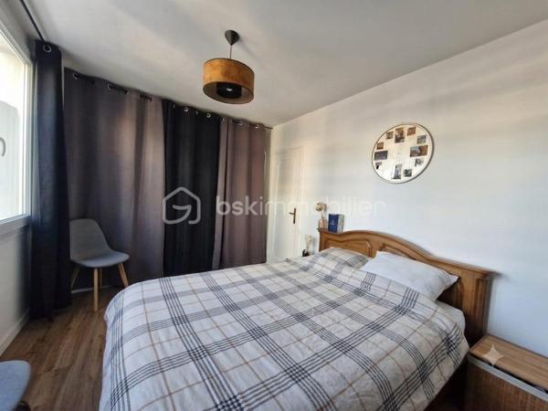 Vous cherchez un quotidien ou tout se fait à pied ? Ne cherchez plus. 
Découvrez ce superbe appartement T3 impeccable, niché en plein cœur de Wattrelos. Il est situé dans une résidence calme et sécurisée avec ascenseur ou il fait bon vivre. La décoration et la rénovation sont récentes. Aucun budget travaux à prévoir. Zéro stress pour le stationnement avec les parkings qui l'entourent. 
Ce bien ne restera pas longtemps sur le marché. N'hésitez pas à me contacter pour tous renseignements et pour programmer une visite !