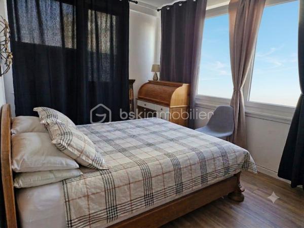 Vous cherchez un quotidien ou tout se fait à pied ? Ne cherchez plus. 
Découvrez ce superbe appartement T3 impeccable, niché en plein cœur de Wattrelos. Il est situé dans une résidence calme et sécurisée avec ascenseur ou il fait bon vivre. La décoration et la rénovation sont récentes. Aucun budget travaux à prévoir. Zéro stress pour le stationnement avec les parkings qui l'entourent. 
Ce bien ne restera pas longtemps sur le marché. N'hésitez pas à me contacter pour tous renseignements et pour programmer une visite !