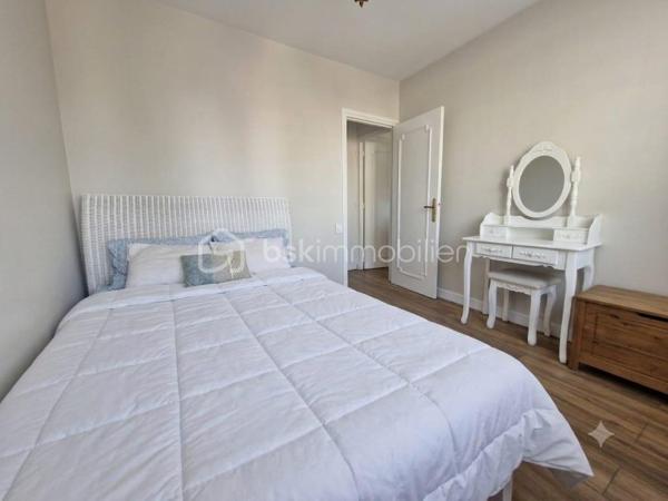 Vous cherchez un quotidien ou tout se fait à pied ? Ne cherchez plus. 
Découvrez ce superbe appartement T3 impeccable, niché en plein cœur de Wattrelos. Il est situé dans une résidence calme et sécurisée avec ascenseur ou il fait bon vivre. La décoration et la rénovation sont récentes. Aucun budget travaux à prévoir. Zéro stress pour le stationnement avec les parkings qui l'entourent. 
Ce bien ne restera pas longtemps sur le marché. N'hésitez pas à me contacter pour tous renseignements et pour programmer une visite !