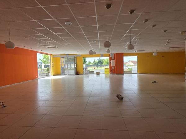 Local commercial à vendre |  La Châtre |  Murs | 250 m²