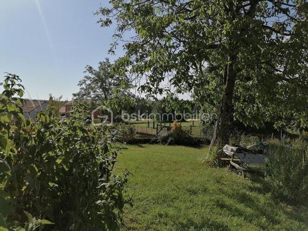 AXE RETHEL/CHARLEVILLE, nombreuses possibilités d'aménagement pour cette maison offrant le charme de l'ancien avec poutres apparentes, parquets en chêne et de vastes espaces encore aménageables. Elle comprend au rdc : cuisine avec îlot central, séjour avec cheminée, salle à manger, salle de bains, à l'étage palier desservant 2 chambres et grenier aménageable. Grange sur le côté, chauffage par chaudière à granulés récente et panneaux solaires pour la production d'eau chaude. Jardin clos avec belles essences et arbres fruitiers. IDEAL PREMIER ACHAT. Merci de bien vouloir le contacter exclusivement par téléphone au 06 81 54 94 78.