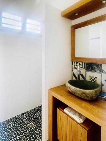 Une maison lumineuse offrant de beaux volumes et un cadre de vie agréable.