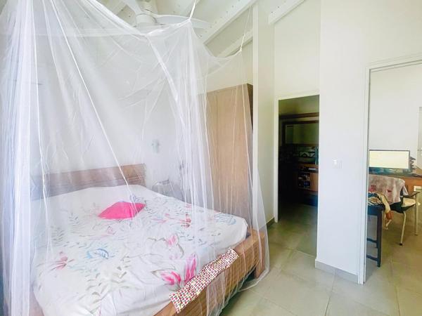 Une maison lumineuse offrant de beaux volumes et un cadre de vie agréable.