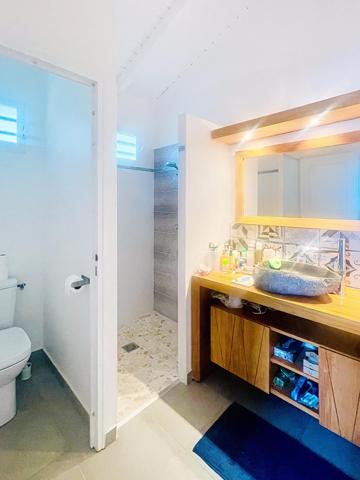 Une maison lumineuse offrant de beaux volumes et un cadre de vie agréable.