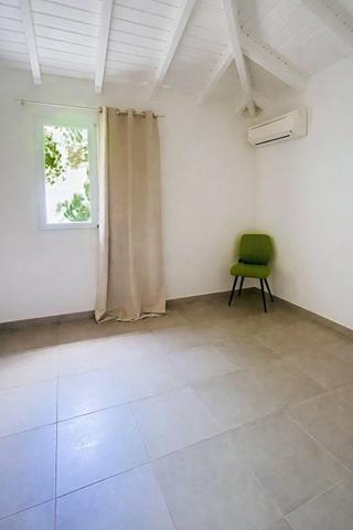 Une maison lumineuse offrant de beaux volumes et un cadre de vie agréable.