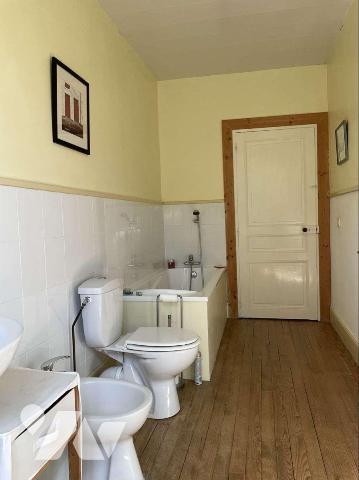 A VENDRE : Charmante maison entièrement rénovée, située à 9 kilomètres au sud de GOURDON (Lot -...