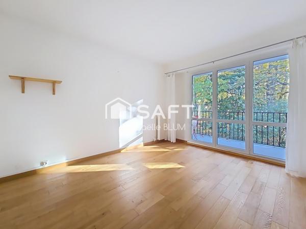 Appartement traversant au sein d'un parc.